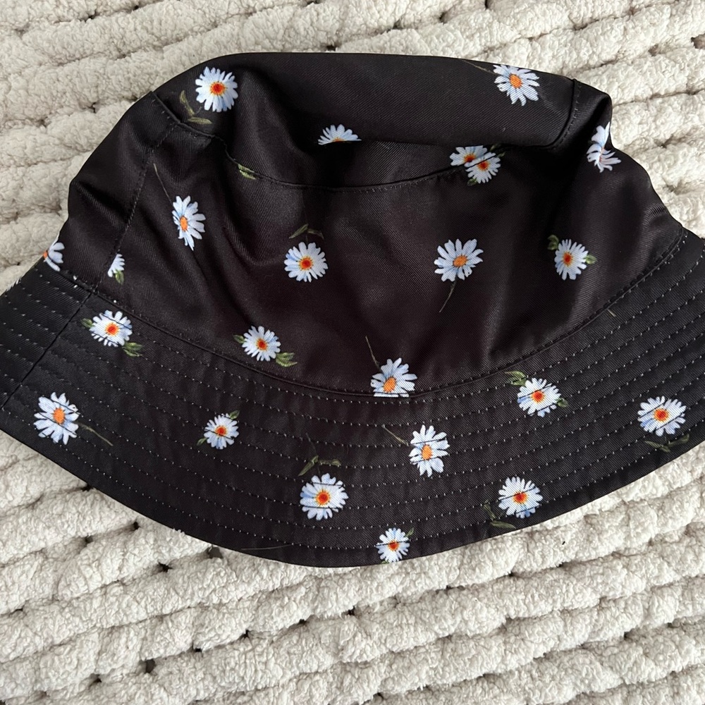 alice + olivia Daisy Reversible Sun Bucket Hat, NWOT, Black Daisy/White - Picture 8 of 14
